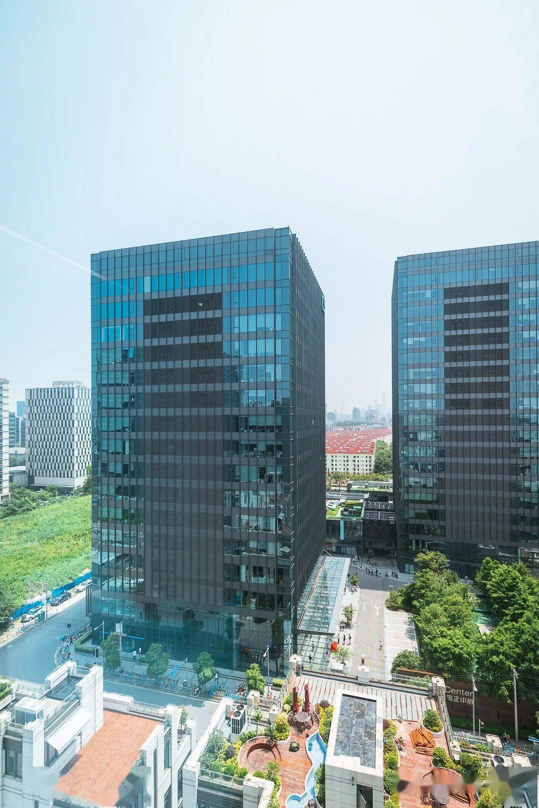 如果进不了b站大楼,可以来楼下的costa打个卡,整家店都融入了哔哩哔哩