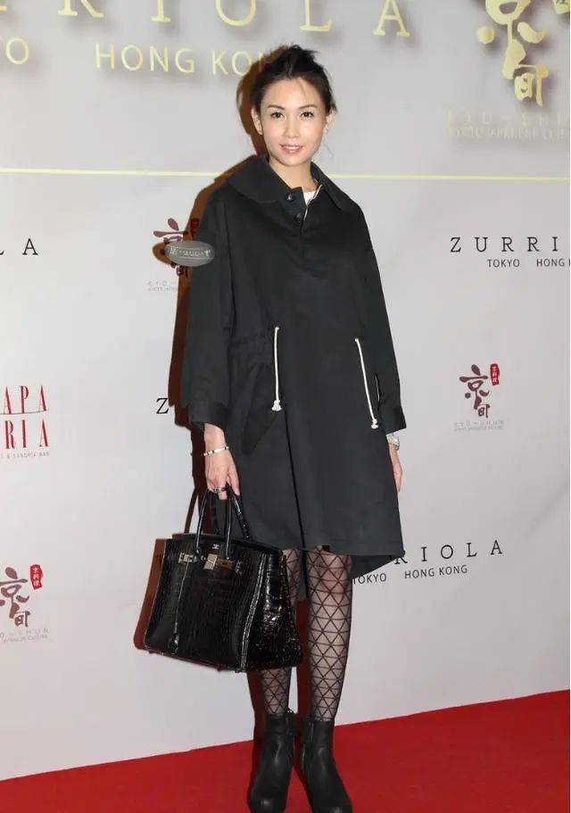 邱淑贞的"天然脸"也老了,虽然看着挺显龄,但气质却仍然高级