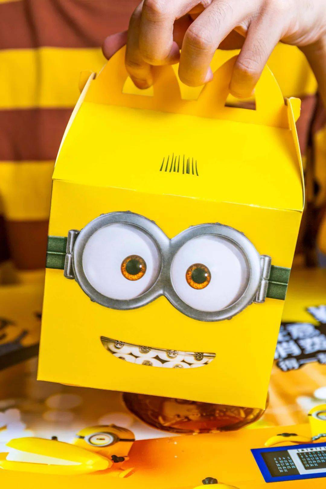 麦当劳×小黄人!25元吃鲜虾堡四件套,70款小黄人盲盒只送不卖!