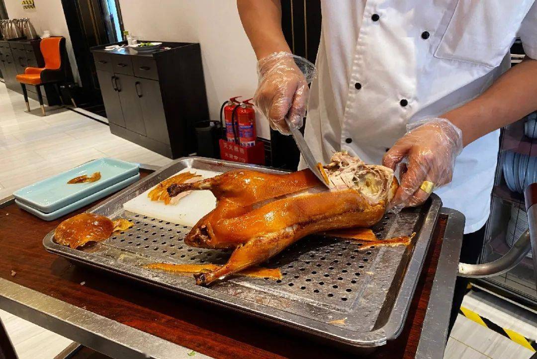 9元立享豪华烤鸭套餐:酥口鸭皮蘸白糖 果蔬蘸酱卷薄饼 白玉老鸭汤 .