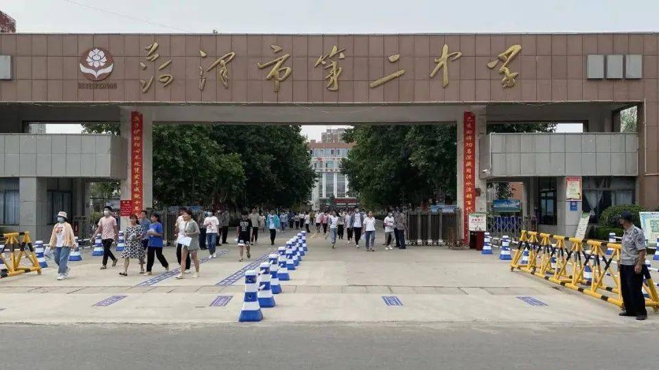 菏泽高考结束考场外鲜花满了妹妹抱着哥哥猛亲一口