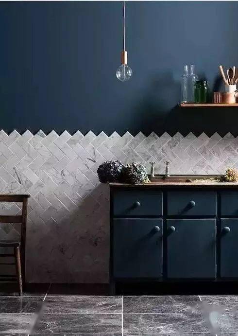 这种"人"字帖法 比较适合表面光亮的瓷砖