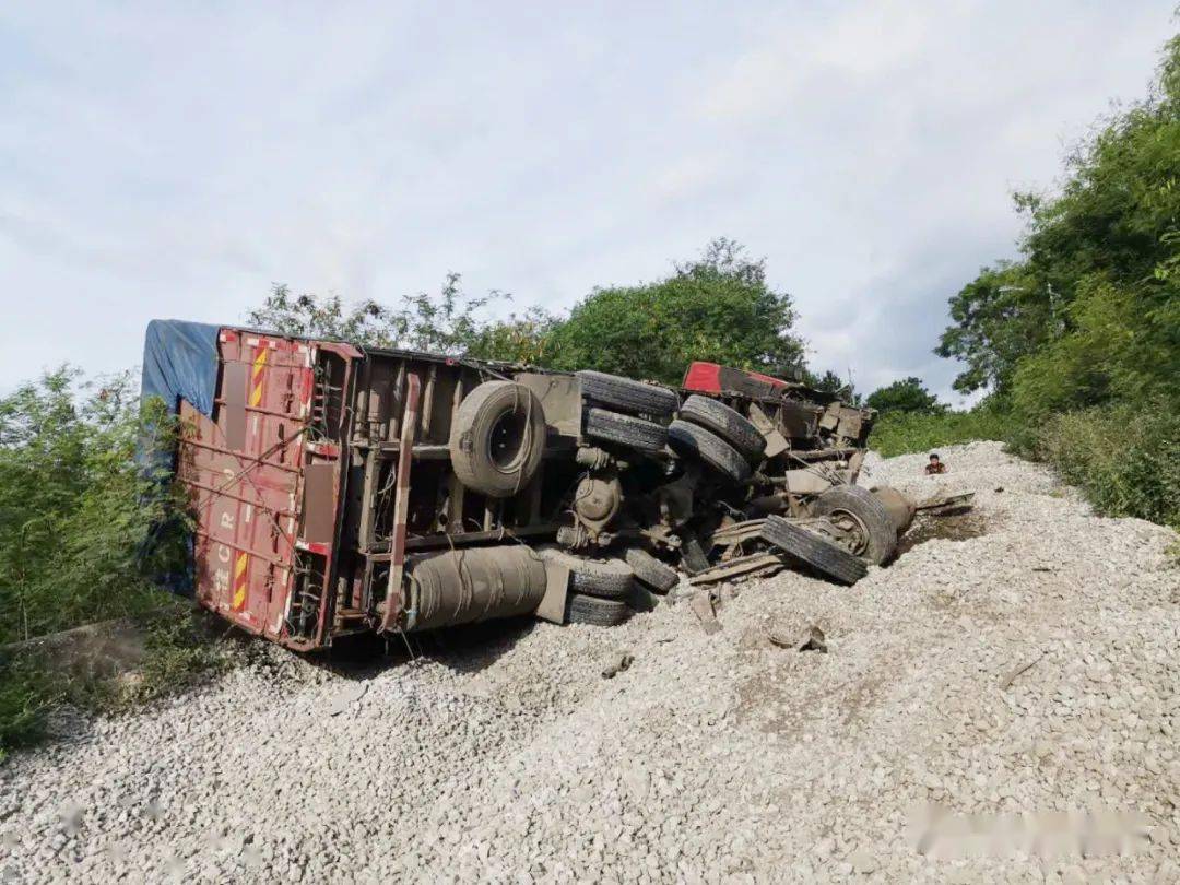 广昆高速一货车侧翻5小时才报警交警一问司机慌了
