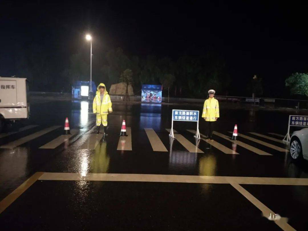 暴雨過後,廬山市湖濱路人行道塌陷,實施封閉交通管制!