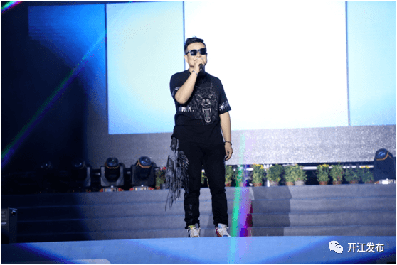 著名摇滚歌手欧阳震威精彩献唱美轮美奂,匪夷所思的激光舞舞蹈天团与