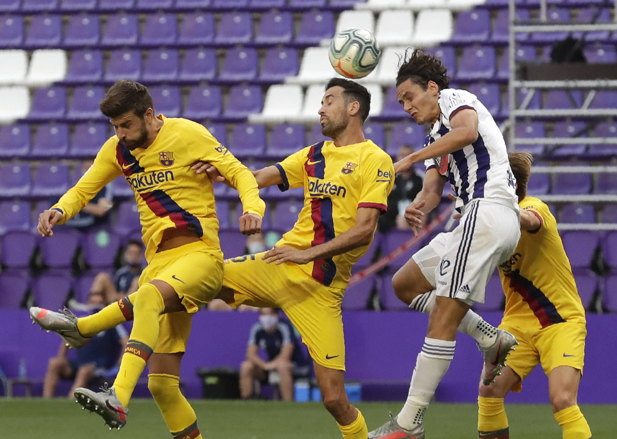 足球——西甲:巴塞罗那胜巴拉多利德