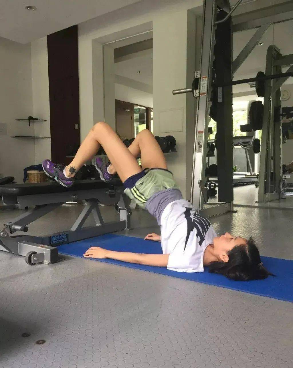 有一种蹲叫"随便蹲",万茜一个下蹲火爆全网,网友:我认输!