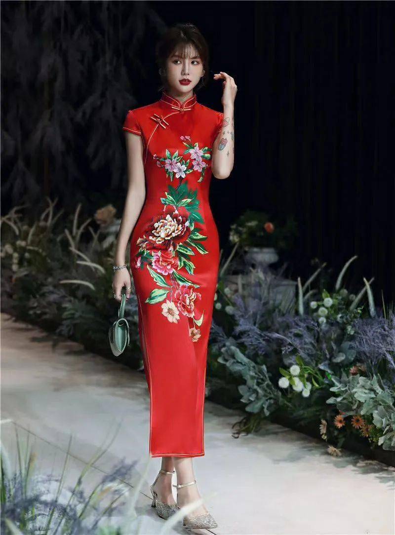 中国人最喜欢的红色旗袍穿上身不美都不行