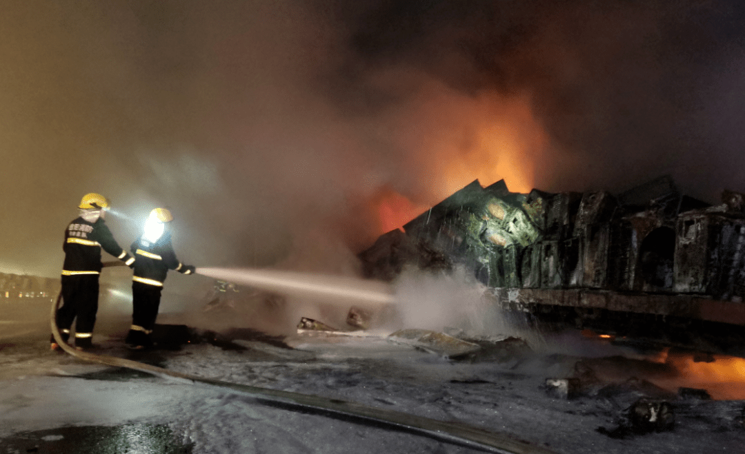 凌晨,京港澳高速一货车着火!满车空调外机化为灰烬.