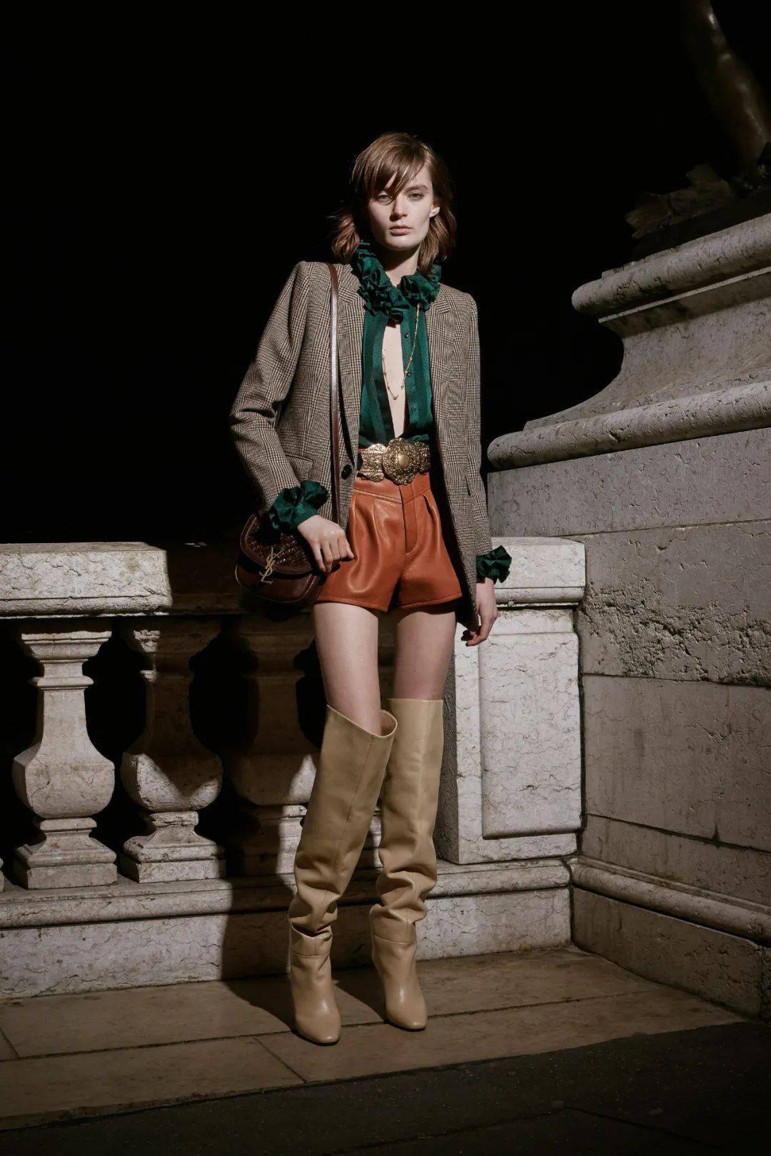 如既往的华丽复古,飒爽冷艳,特立独行,巴黎女郎们那些常见的穿搭元素