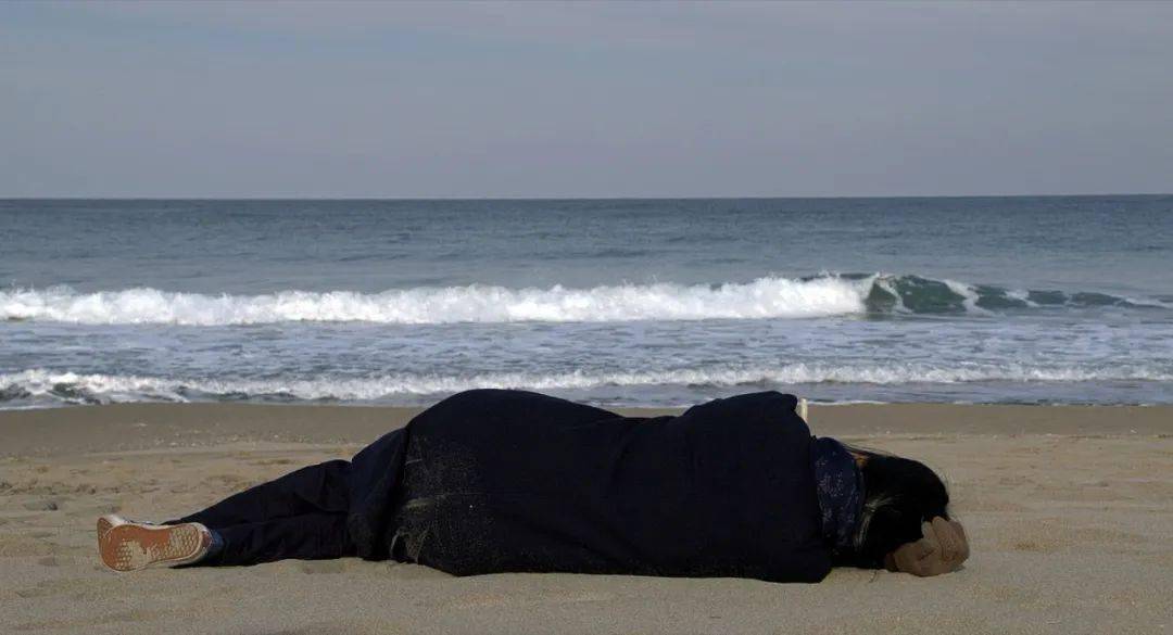 电影《独自在夜晚的海边》