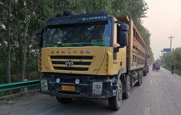 菏泽交警查获"百吨王"超载货车_车辆