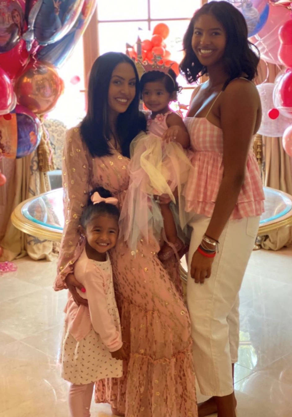 基因强大!瓦妮莎晒一家四口合照,大女儿身高抢镜,球迷:爱了