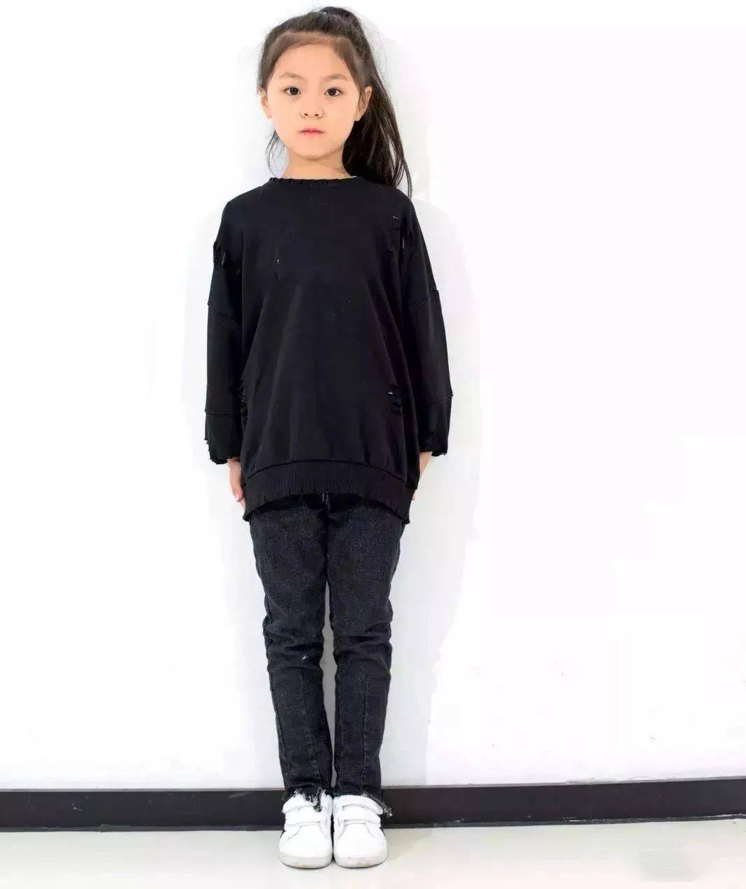 让孩子站起来靠墙站立做平背运动,久站或久坐后,靠墙站练习no.