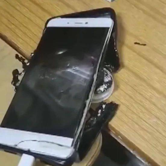 女子手机充电时突然冒烟,直接烧焦了!这些预兆要注意