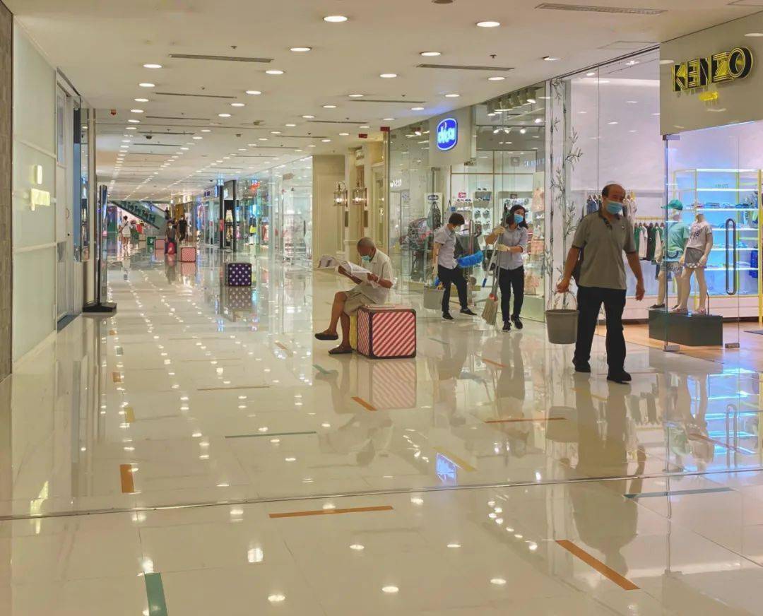 全港疫情肆虐,商场内员工更加注重清洁.