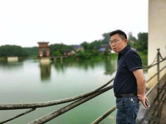 副县长田宗武率水利局,民乐镇干部及技术人员紧急处置险情.