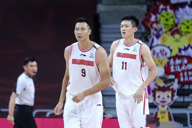 广东半场打崩同省兄弟易建联13分钟轻取185周鹏秀暴扣