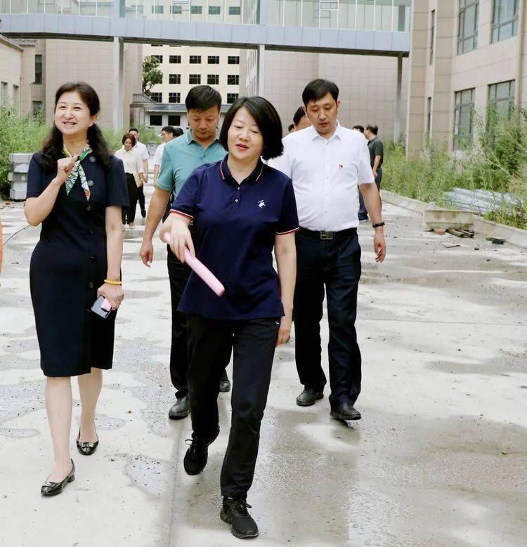 镇安县委常委,宣传部部长李娉, 副县长任淑霞,县卫健局局长王云喜,副