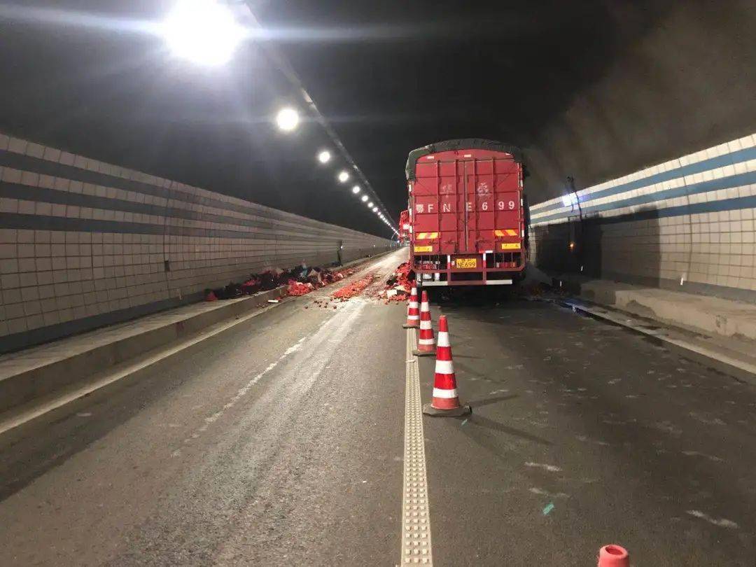 崇左一隧道内货车撞上半挂车现场一片狼藉