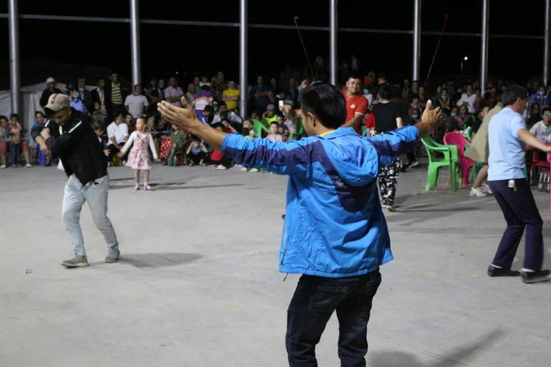 阿扎克乡库兰其村首届啤酒节暨"民族团结一家亲"活动开幕啦