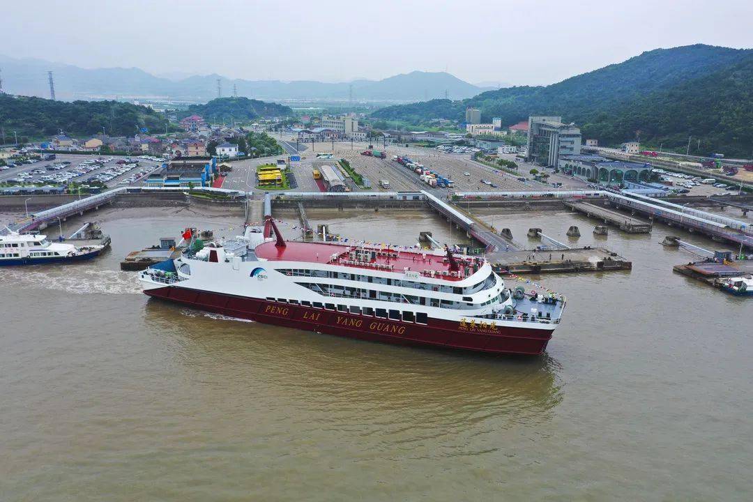 客运轮船有限公司蓬莱阳光轮载着116名乘客50辆车从三江码头驶出,于