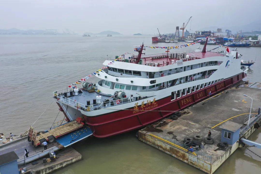客运轮船有限公司蓬莱阳光轮载着116名乘客50辆车从三江码头驶出,于