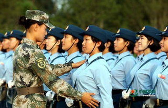 實拍解放軍女兵們訓練的照片汗流浹背