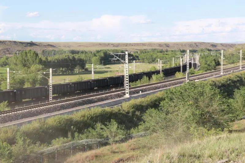 严重影响了铁路运输效率列车运行中需要相互避让由于京包,唐呼铁路在