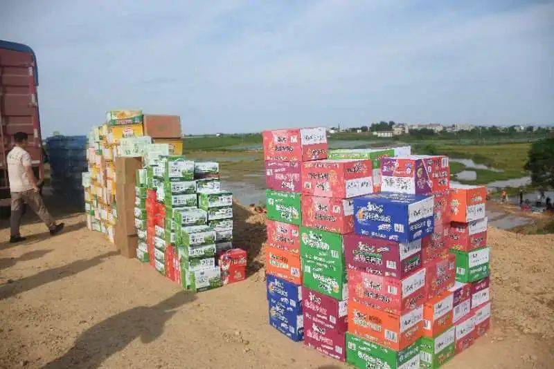 闻汛而动风雨同行省人大代表舒桂秀慰问抗洪抢险官兵