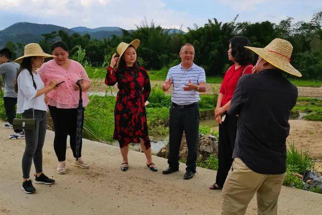 座谈会上,镇长肖剑平就七拱镇总体发展与规划,美丽乡村建设,休闲农业