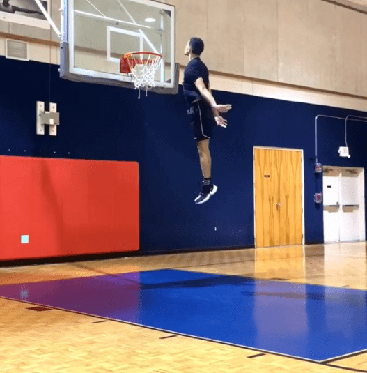 翻看他以往在社交媒体上晒出的扣篮画面,只恨自己没能早点发现此等