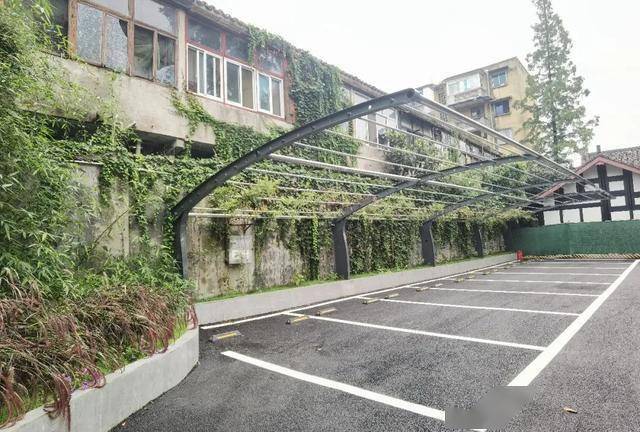 彭州北大街新增一花园式停车场