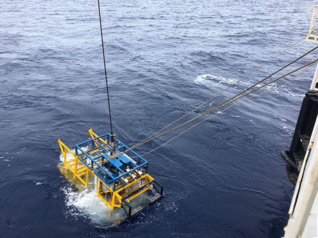 向阳红03船在南海北部神狐海域布放我国自主研制6000米级深海底栖撬网