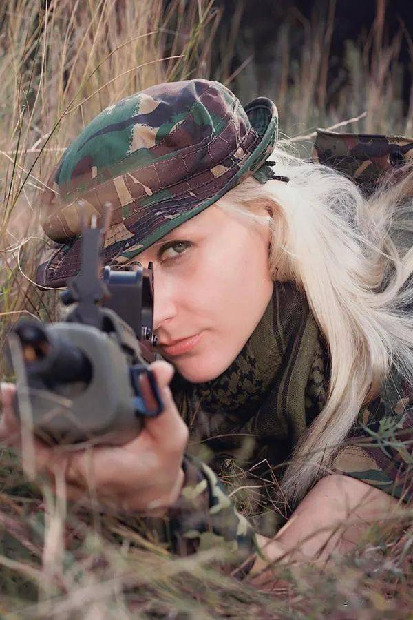 女兵拿枪霸气超拽照片图片