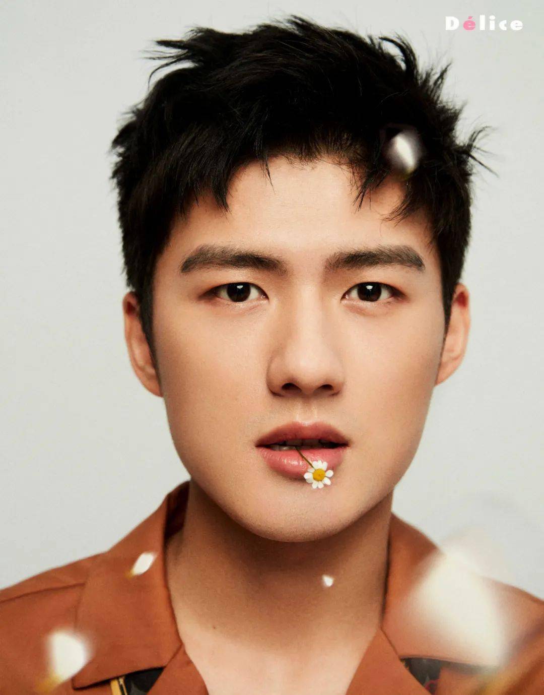 王广源首登《délice》创刊封面 逆风少年向阳归来_生活