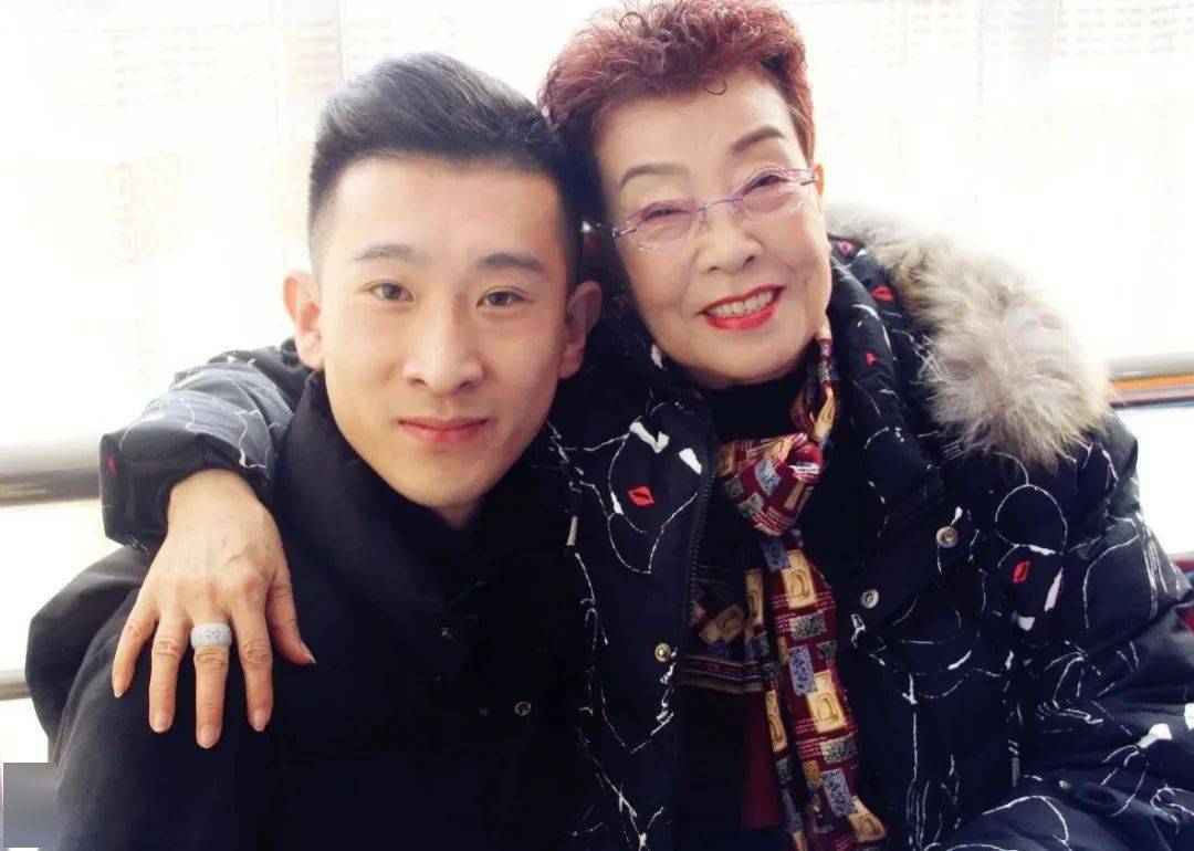 "90后"高唱莲花落 让民族艺术走向世界_姚崇