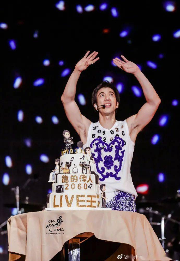 有一种腹肌叫"男星的鲨鱼线",当抬起手的一瞬间,全网女粉丝纷纷沦陷!