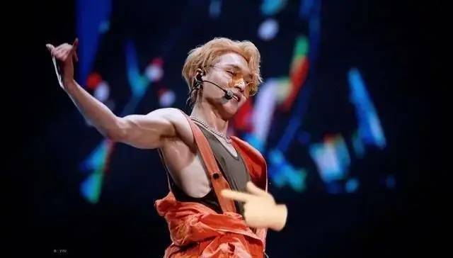 有一种腹肌叫"男星的鲨鱼线",当抬起手的一瞬间,全网女粉丝纷纷沦陷!