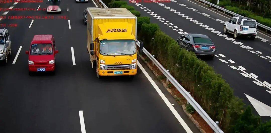 重型,中型載貨汽車除超車外,應當靠道路最右側行車道或者慢車道行駛