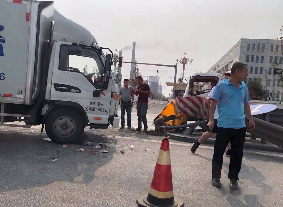 小心东平105国道这辆厢货撞得有点狠