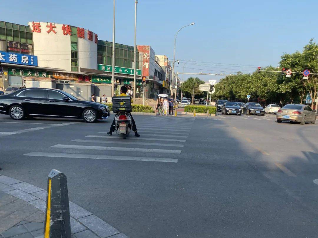 兴华大街与黄村西大街交叉路口,行人,电动车闯红灯