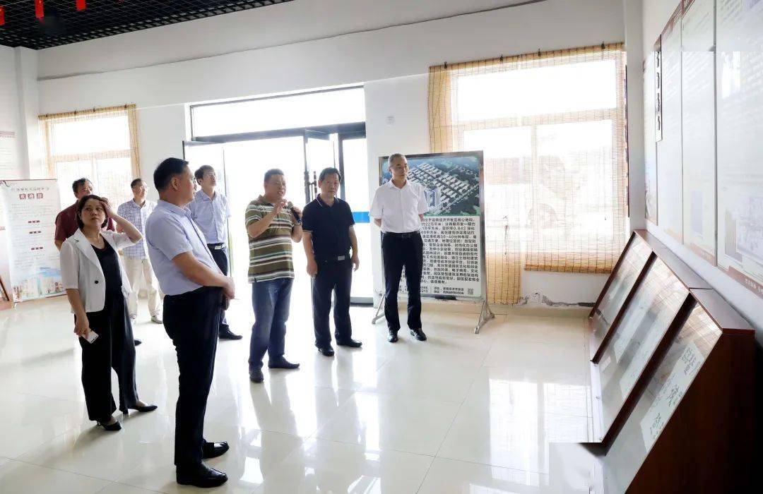 7月15日下午,省委党史工办主任邢光龙,副主任吴逵隆一行,在县委常委