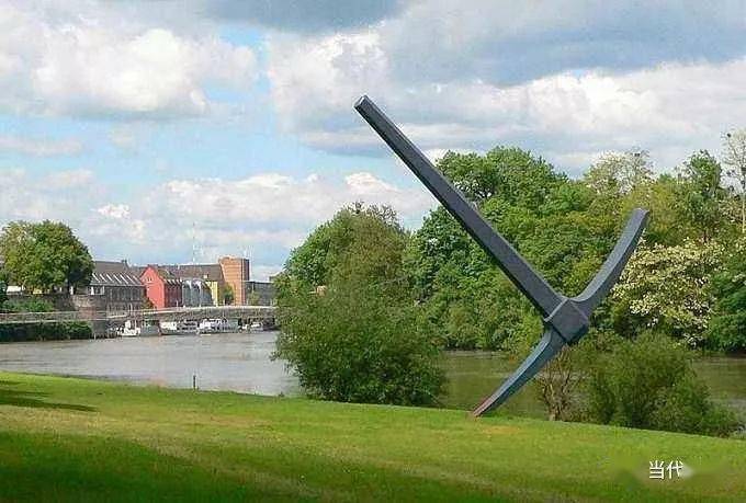 也是奥尔登堡试图将其场地性雕塑付之于真正建筑的与建筑师的密切合作