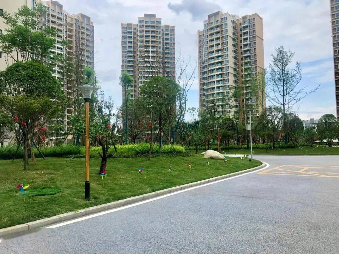 围合式小区绿化自成小公园,小区内还建有篮球场,羽毛球场,幼儿活动区