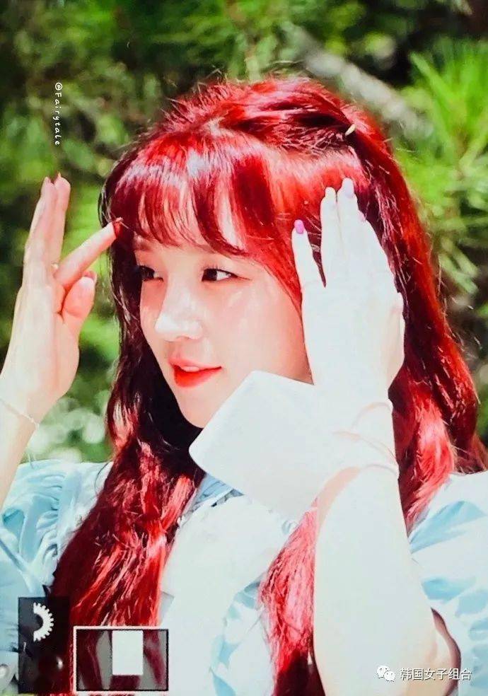 第一次公开新染的红发造型的女团爱豆!