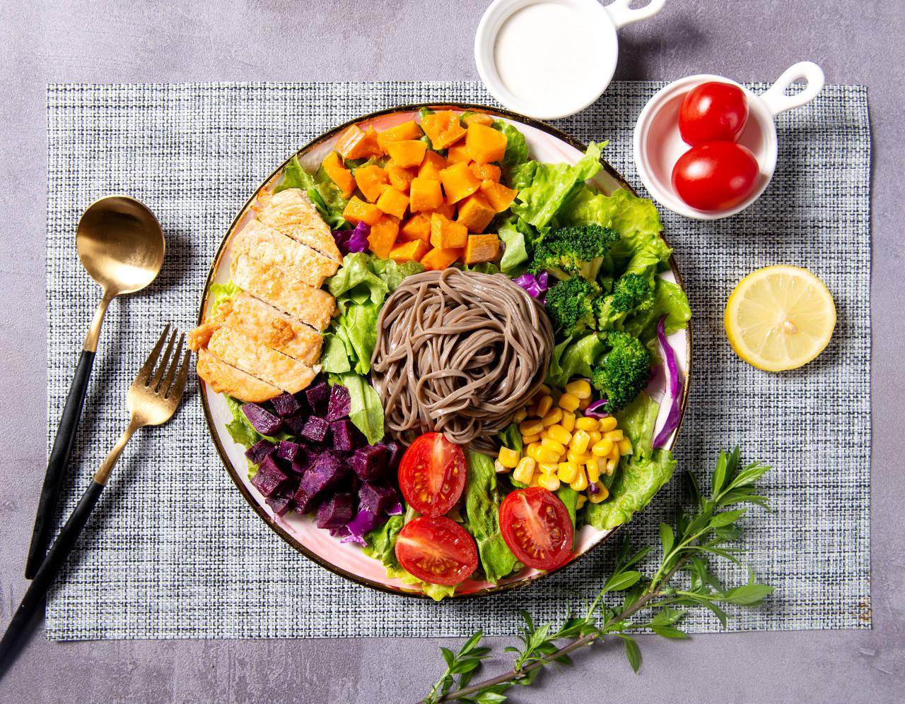 代餐奶昔减脂沙拉蛋白能量棒减肥路上年轻人到底要交多少智商税