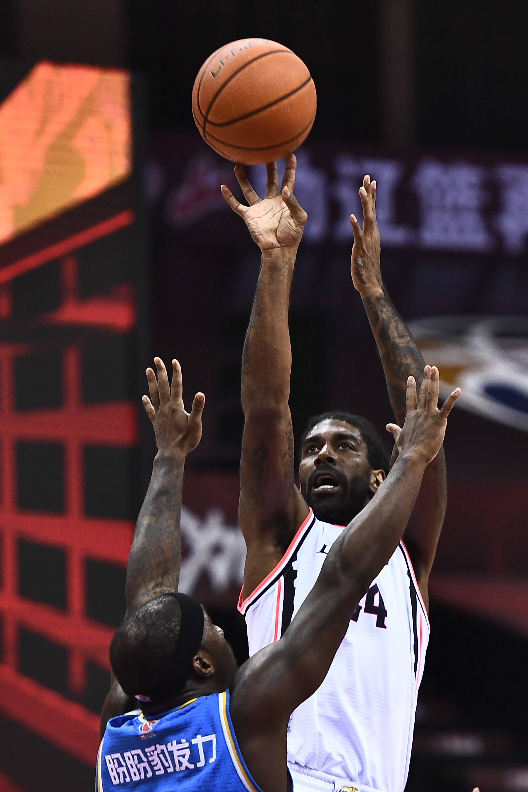 7月17日,辽宁本钢队球员梅奥(右)在比赛中投篮.