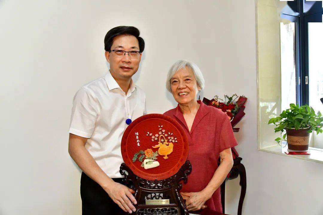 院领导为全国名中医欧阳惠卿教授贺寿