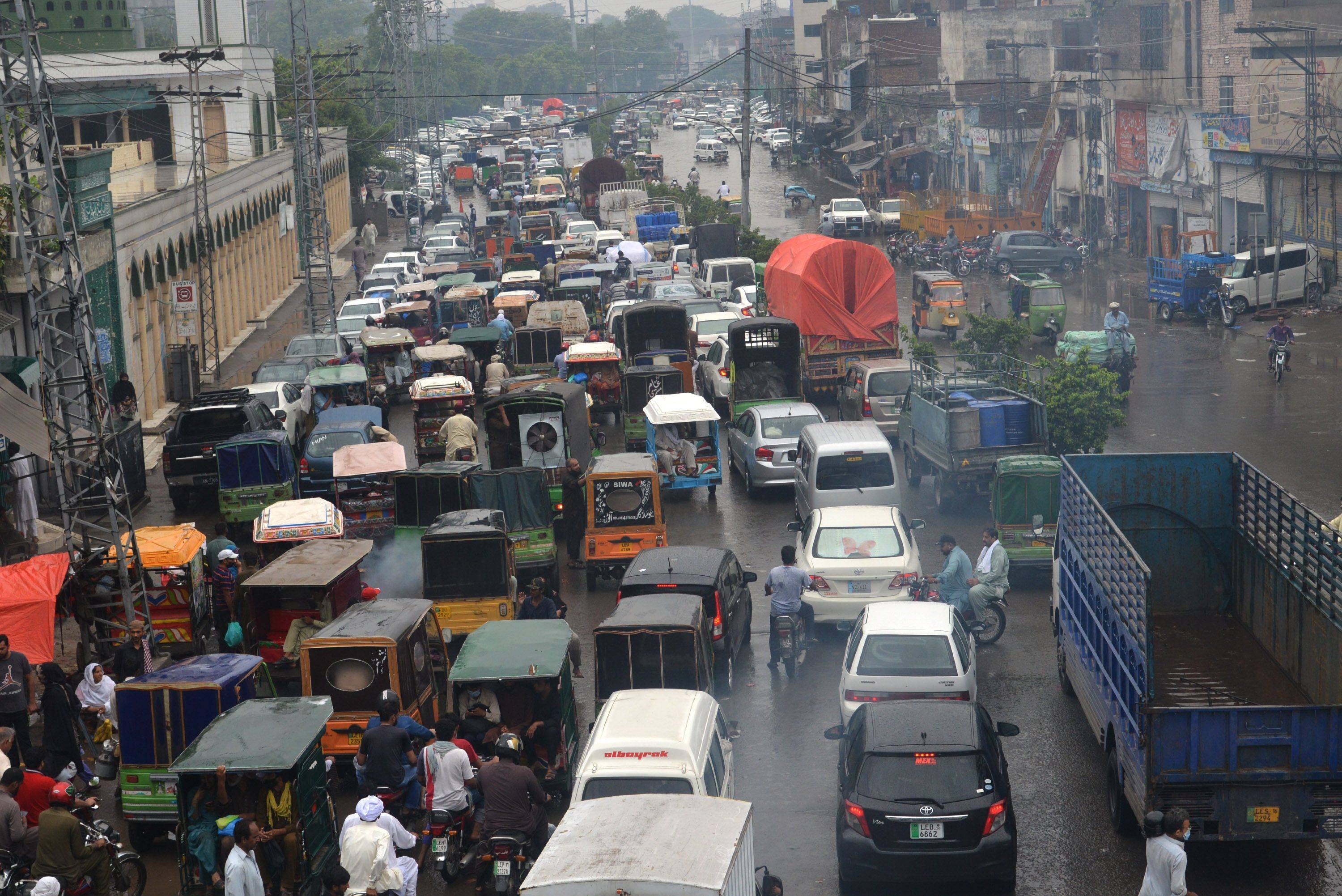 这是7月17日在巴基斯坦卡拉奇拍摄的一棵暴雨后倒地的大树.
